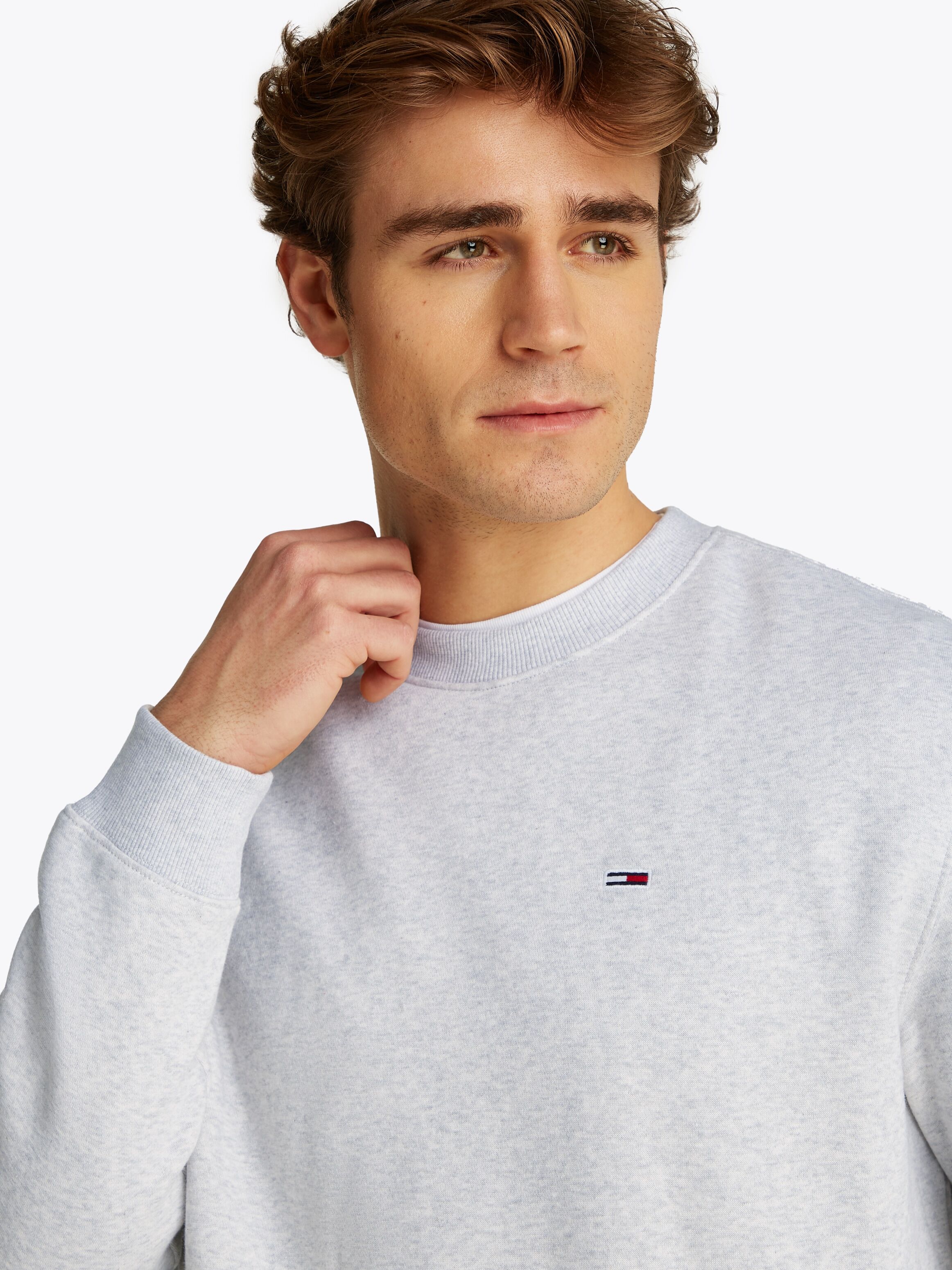 Sweatshirt TOMMY JEANS "TJM REGULAR FLAG CREW NECK", Herren, Gr. XL, grau (silber grau heather), Sweatware, Obermaterial: 80% Baumwolle, 20% Polyester, unifarben, regular fit normal, Rundhals, eingesetzt Rippbündchen, Sweatshirts Sweatshirt, Mit bestickte