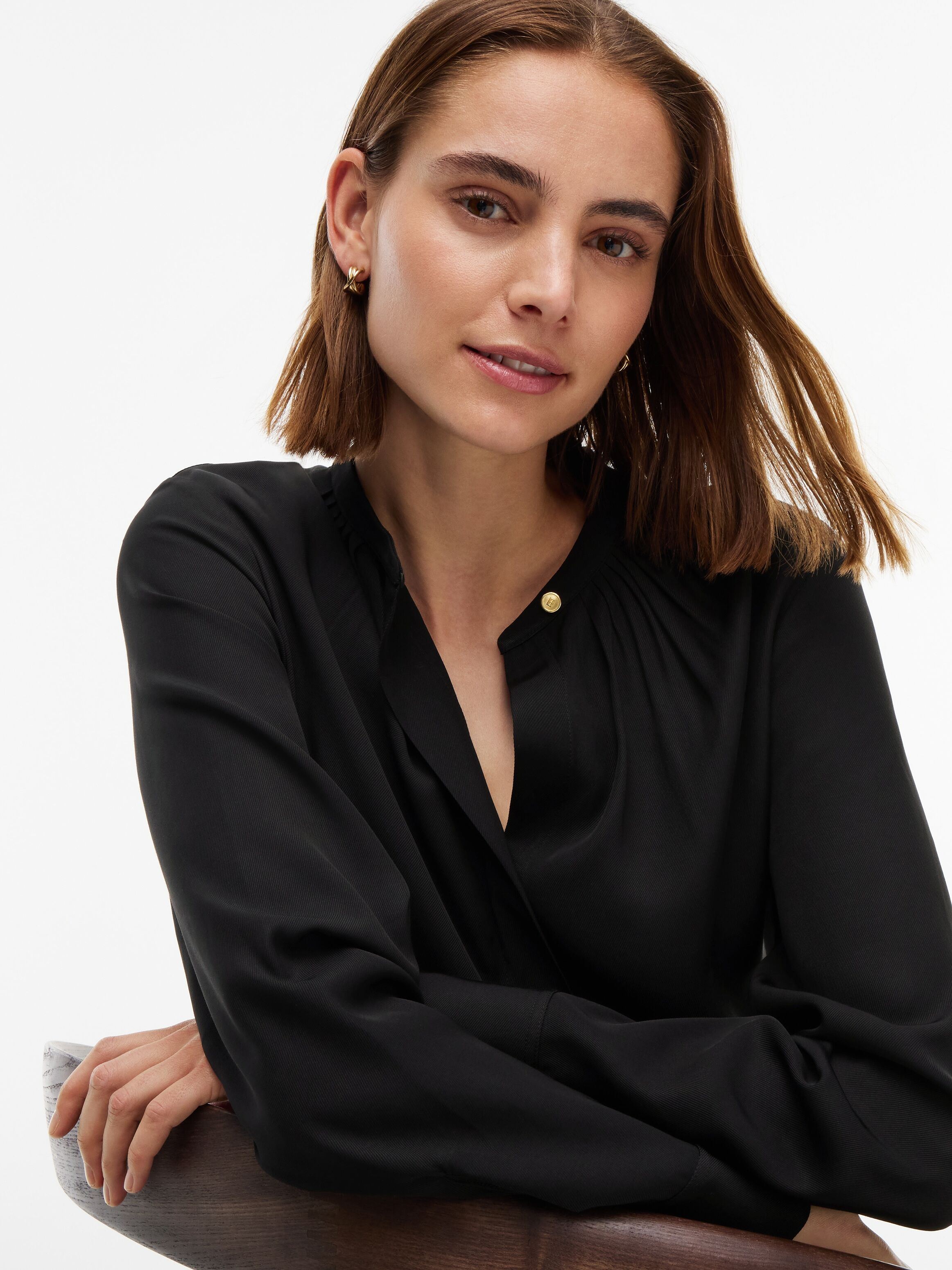 Langarmbluse TOMMY HILFIGER "FEM FLUID BLOUSE ESSENTIAL", Damen, Gr. 34, schwarz, Web, Obermaterial: 100% Viskose, unifarben, normal, V-Ausschnitt, Blusen Langarmbluse, Viskose schwarz 34