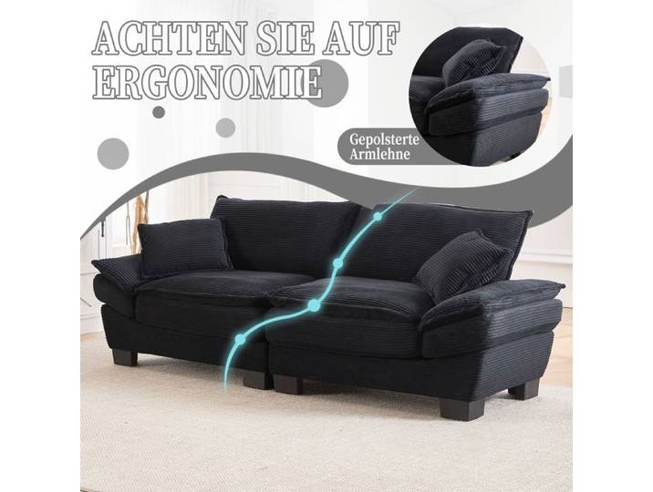 Un canapé-lit double moderne simple avec un lit en plumes qui suffit à un oreiller est douillet Mais spacieux et spacieux dans l