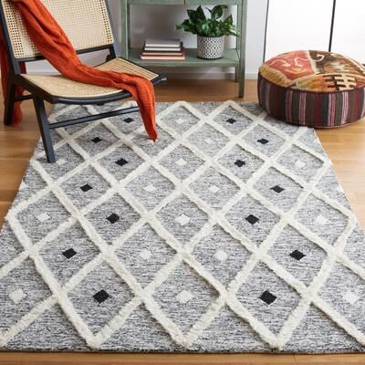 SAFAVIEH Handmade Casablanca Triinu Wool Rug