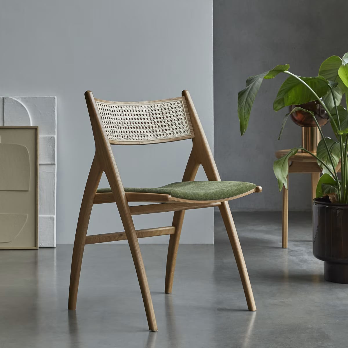 Tikamoon Scandinavische stoel van massief eikenhout en groen fluweel met rotan details