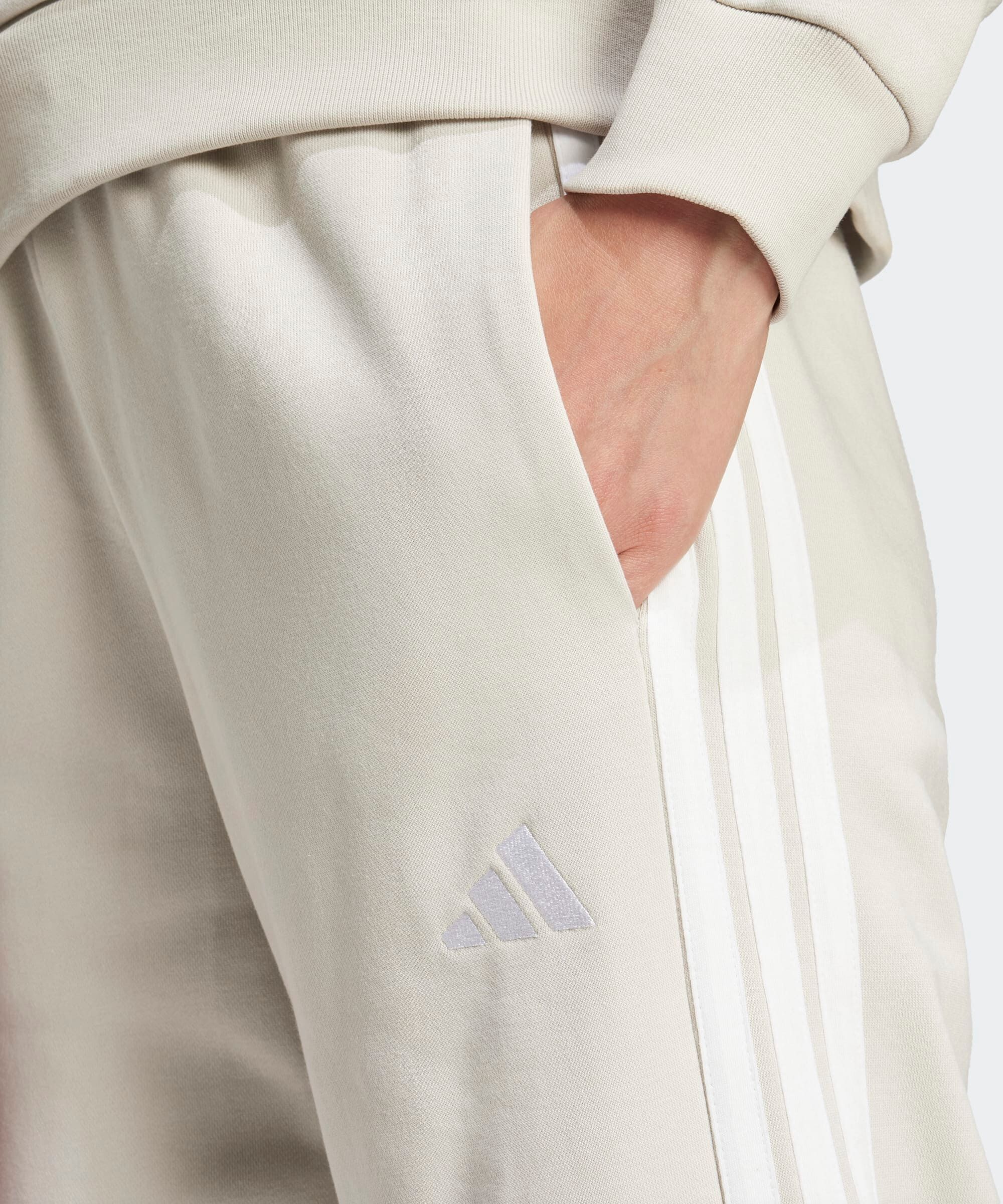 Sporthose ADIDAS SPORTSWEAR "ESSENTIALS 3-STREIFEN OPEN HEM FRENCH TERRY", Damen, Gr. XXL, N-Gr, grau (wonder alumina, weiß, normal, gr.), Obermaterial: 55% Baumwolle, 36% Polyester, 9% Viskose, Hosen Sporthose, Reguläre Passform, aus weichem French Terry