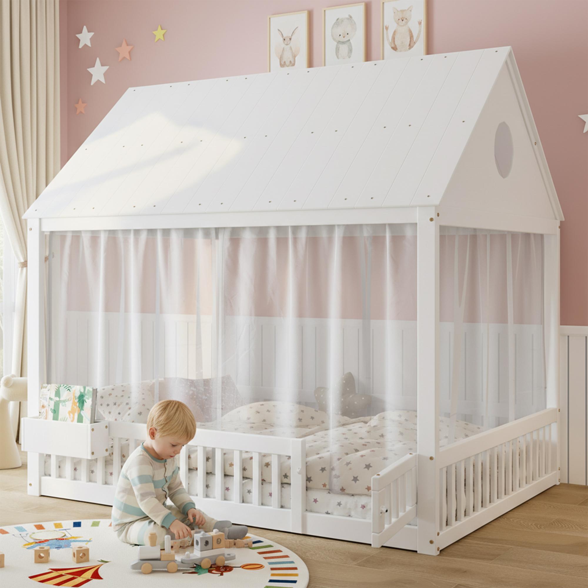 Einzelbett, Kinderbett, Filigrane Fenster- und Dachdetails, Mit dekorativen weißen Vorhängeschirmen und einem kleinen Stauraumfach