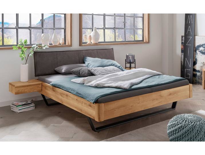 Doppelbett AKTON 6 mit Stoffkopfteil und Metallkufen in Wildeiche massiv – 3%-Vorkasse-Rabatt