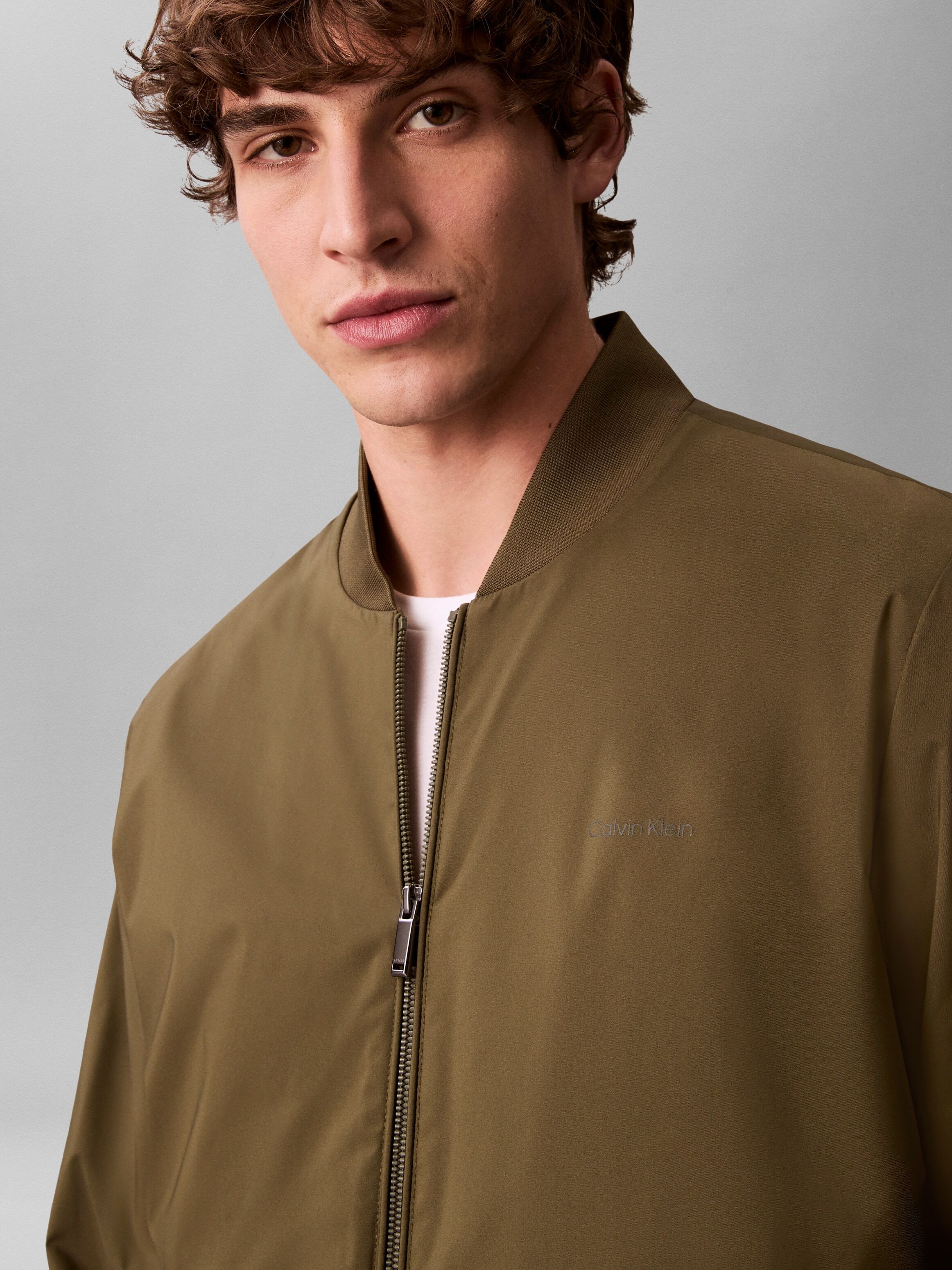 Bomberjacke CALVIN KLEIN JEANS "MATTE BOMBER", Herren, Gr. S, grün (fatigue), Web, Obermaterial: 100% Polyester, unifarben, normal hüftlang, Rundhals, eingesetzt Rippbündchen, Jacken Bomberjacke, Regular fit, mit Rundhalsausschnitt fatigue S