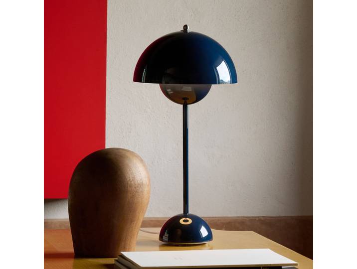 Flowerpot VP3 Tischleuchte, stahlblau, 50 cm - &TRADITION - Wohnzimmer - Design - Metall - Einflammig