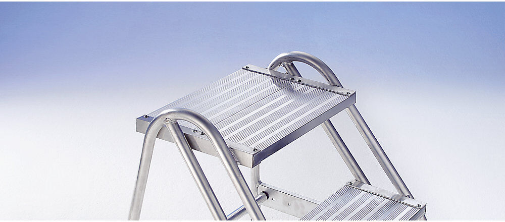 Aluminium-Arbeitspodest, Stufen aus geriffeltem Aluminium, einseitig begehbar, 3 Stufen MUNK