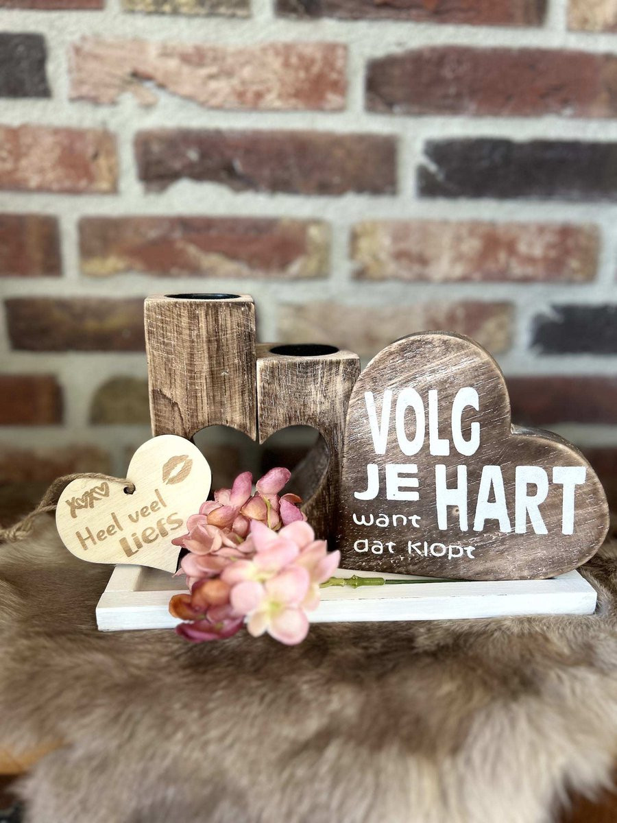 Creaties van hier dienblaadje wit met hortensia bloem en hartvormige waxinehouders