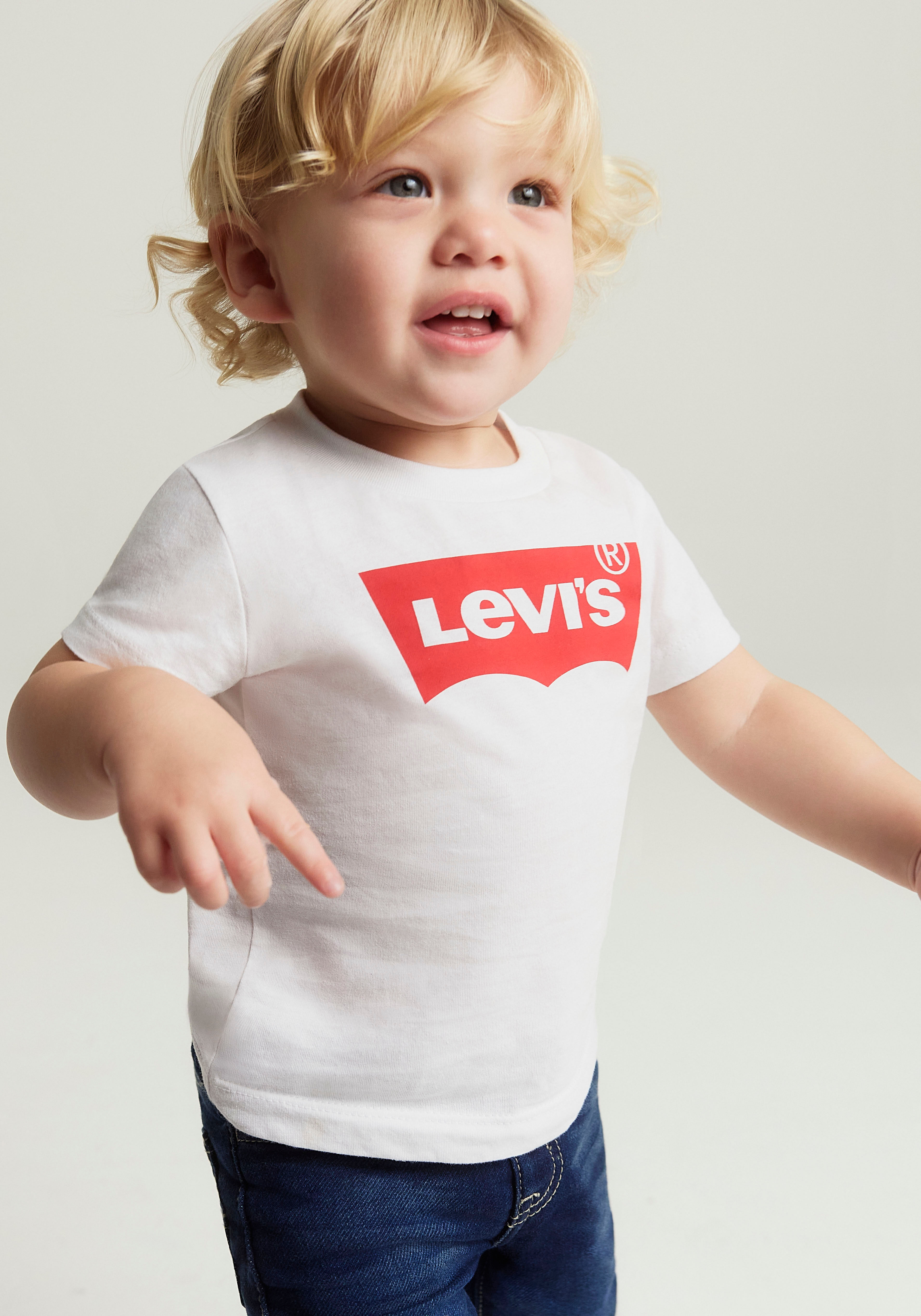 T-Shirt LEVI'S KIDS "BATWING TEE", Jungen, Gr. 6M/68, weiss (weiß), Single Jersey, Obermaterial: 100% Baumwolle, unifarben, Basic schmal hüftlang, Rundhals, gerader Abschluss, Shirts T-Shirt, Baby UNISEX weiß 6M/68