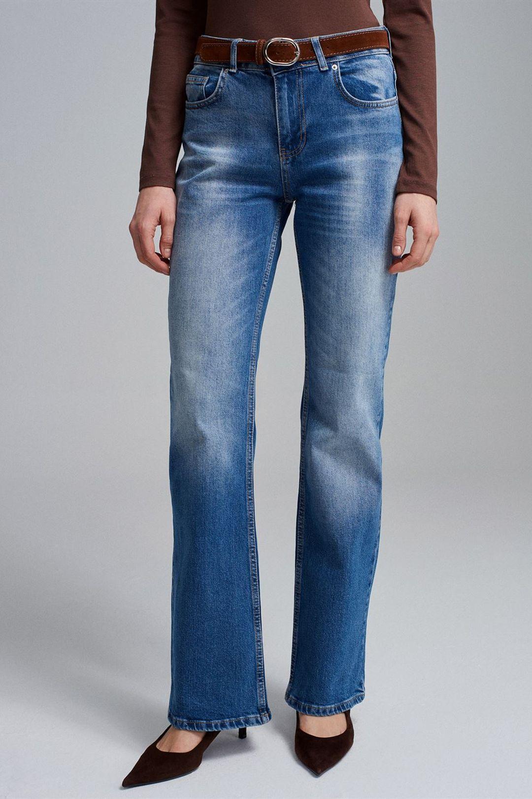 Niedrig geschnittene Gerade Jeans