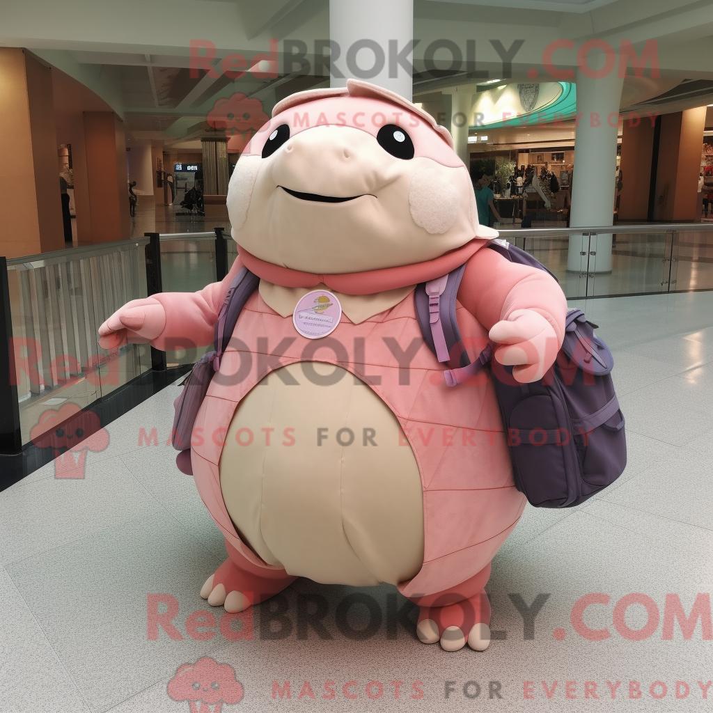 Maskottchen-Charakter REDBROKOLY eines pfirsichfarbenen Glyptodonten mit Tellerrock und Messenger-Tasche