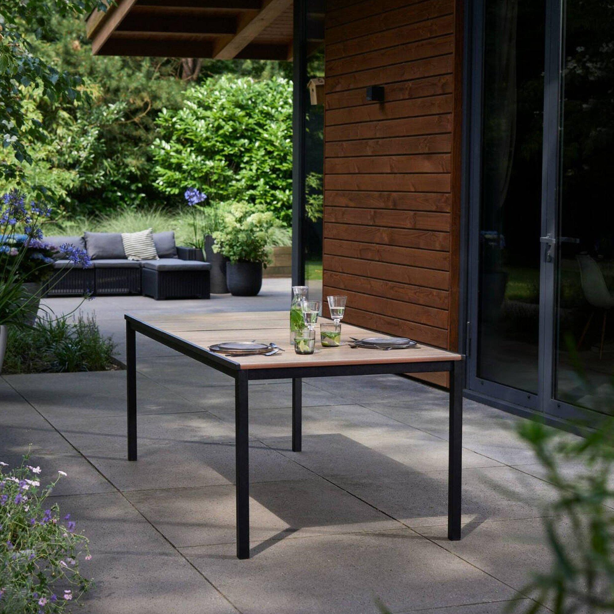 Dmora Outdoor Tisch Sarnia 159x95x75h cm, Eiche Braun, 6 Sitze, UV-beständig, vielseitig & platzsparend