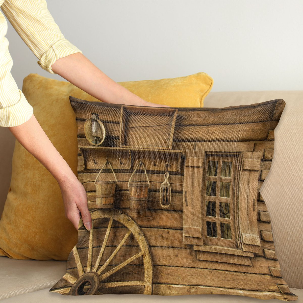 ABAKUHAUS Western Sierkussenhoes - Oud Wagon Wheel & Rustiek Houten House Vintage Print - Bruin - 45 x 45 cm