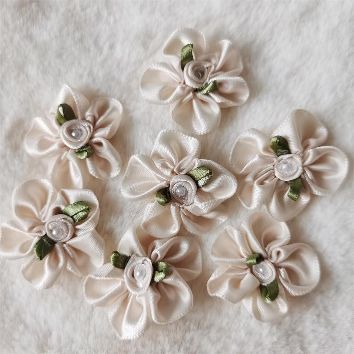 100 stuks Handgemaakte Satijnen Bloemen Applicaties met Parel Detail - Beige - 3 cm