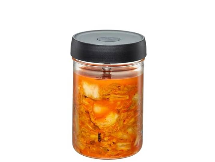 GEFU Fermentierglas NATIVO 1l - Gärglas mit Beschwerungsgewicht & Deckel Gärglas 1l mit Gärventil & Glasgewicht – Für Sauerkraut, Kimchi, Kefir & mehr – Stapelbar, geruchsneutral, spülmaschinenfest
