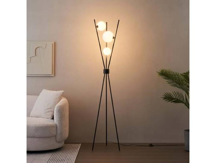 Lampadaire Phoebe noir 3 globes blancs 165 cm Hauteur 165 cm\, structure en métal noir\, 3 globes en verre blanc\, interrupteur sur câble