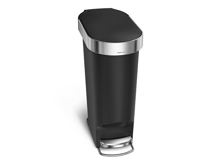 Poubelle à pédale et rebord 40L code N e noir en plastique