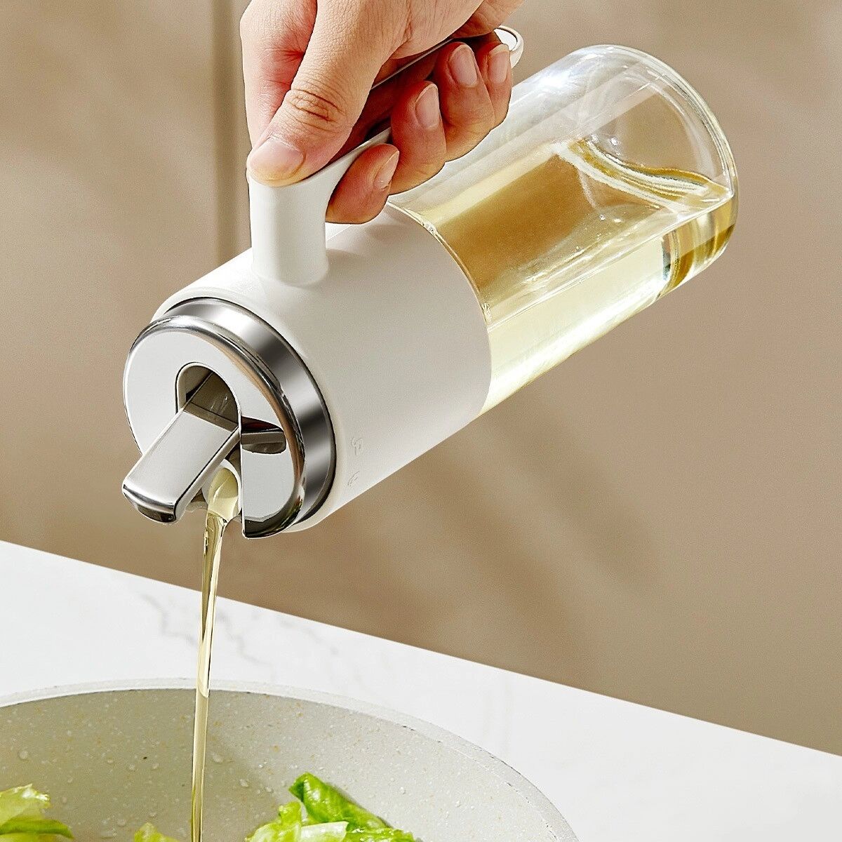 INF Küchen-Ölspender 550ml aus Glas und Edelstahl – schwerkraftaktivierter Automatik-Ausgießer, auslaufsicher, tropffrei Weiß