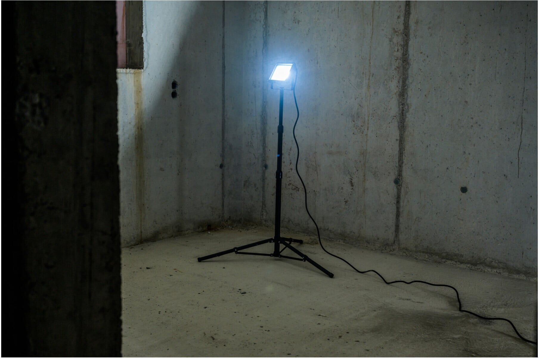 Brennenstuhl LED Stativstrahler JARO 7060 T (50W, 5800lm, 6500K, IP65, LED Arbeitsstrahler mit Stativ und 5m Kabel) (1171250544)