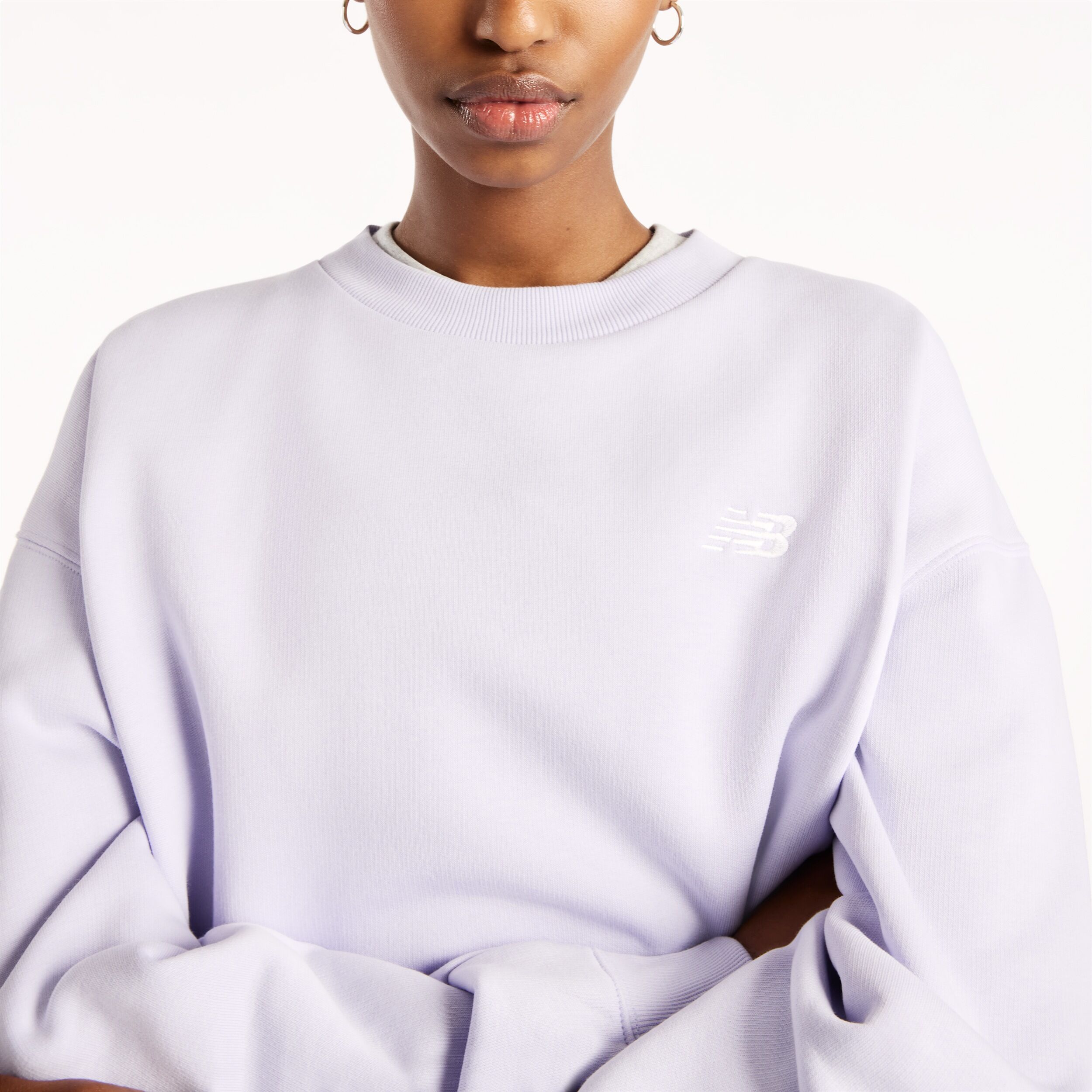 Sweatshirt NEW BALANCE "SPORT ESSENTIALS FLEECE CREW", Damen, Gr. M, lila (smoked violet (smv)), Obermaterial: 60% Baumwolle, 40% Polyester, Sweatshirts Sweatshirt, mit Rundhalsausschnitt, weiches Fleece, aus Baumwolle und Polyester smoked violet (smv) M