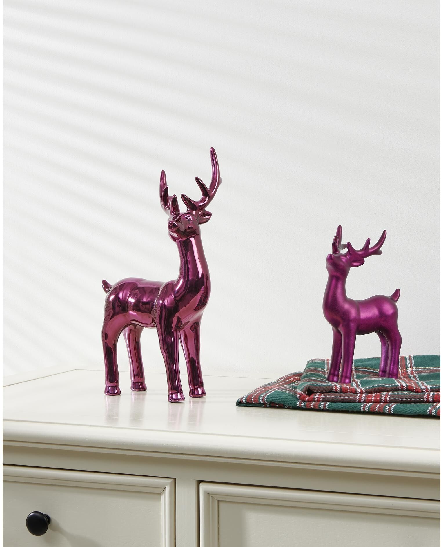 Weihnachtsfigur EGLO "Hirsch Catacol", pink (dunkelrosa), B:16,5cm H:31,5cm, Keramik, Porzellan, Dekofiguren, Weihnachtsfigur dunkelrosa B/H/T: 16,5cm x 31,5cm
