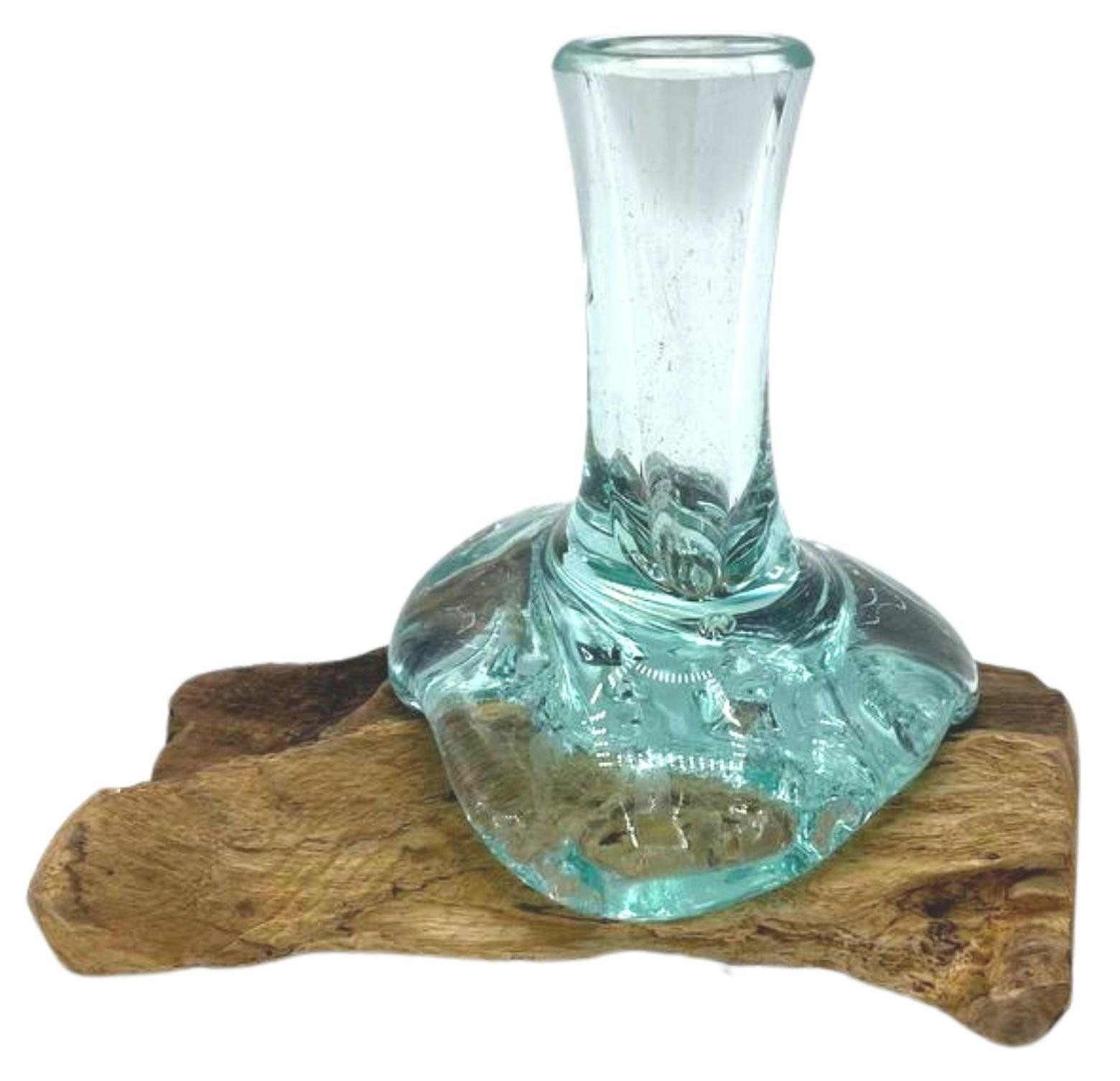Kleine vaas van gegoten glas met houten ondergrond van Ancient Wisdom s.r.o.