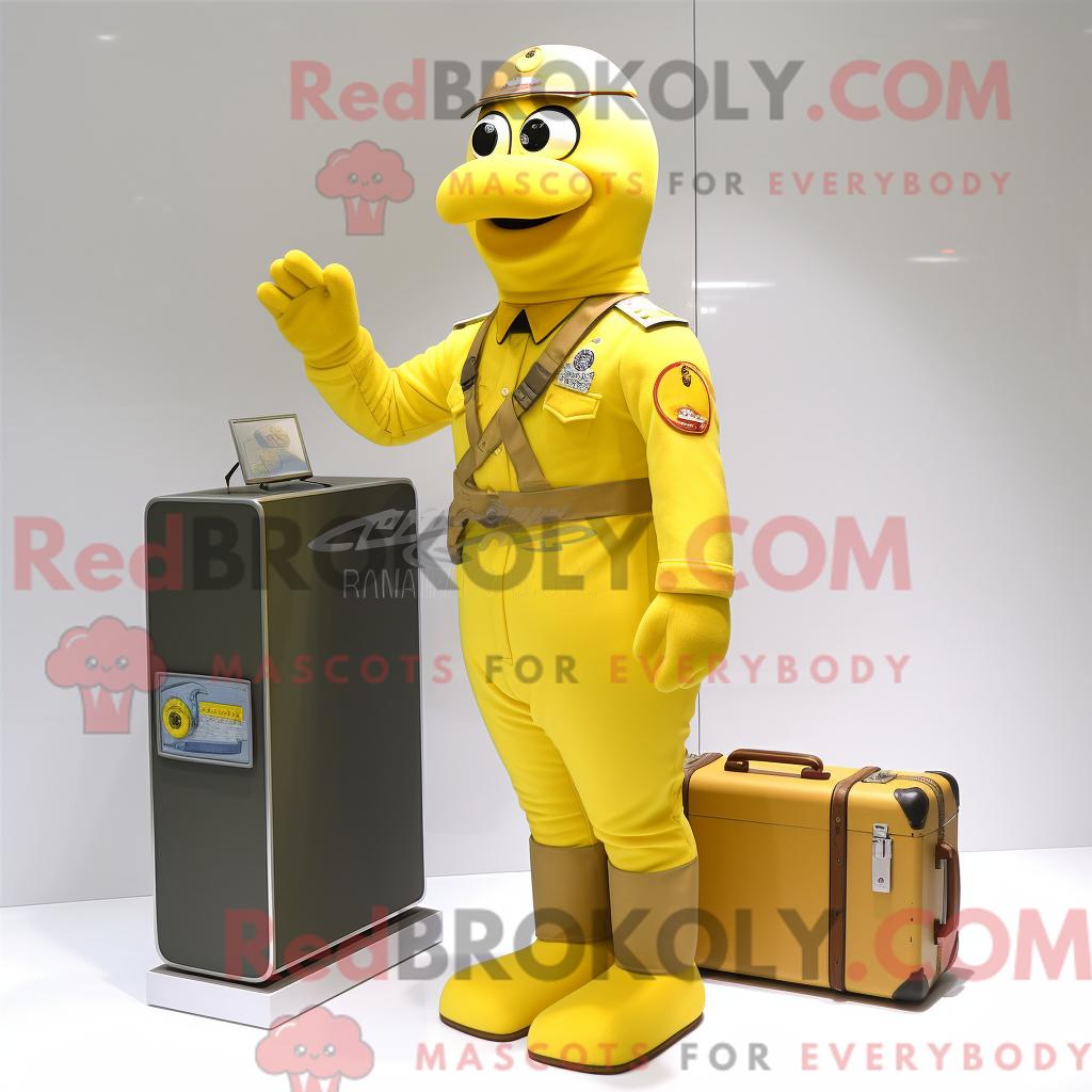 Maskottchen REDBROKOLY eines gelben Luftwaffensoldaten mit Kleid und Aktentasche