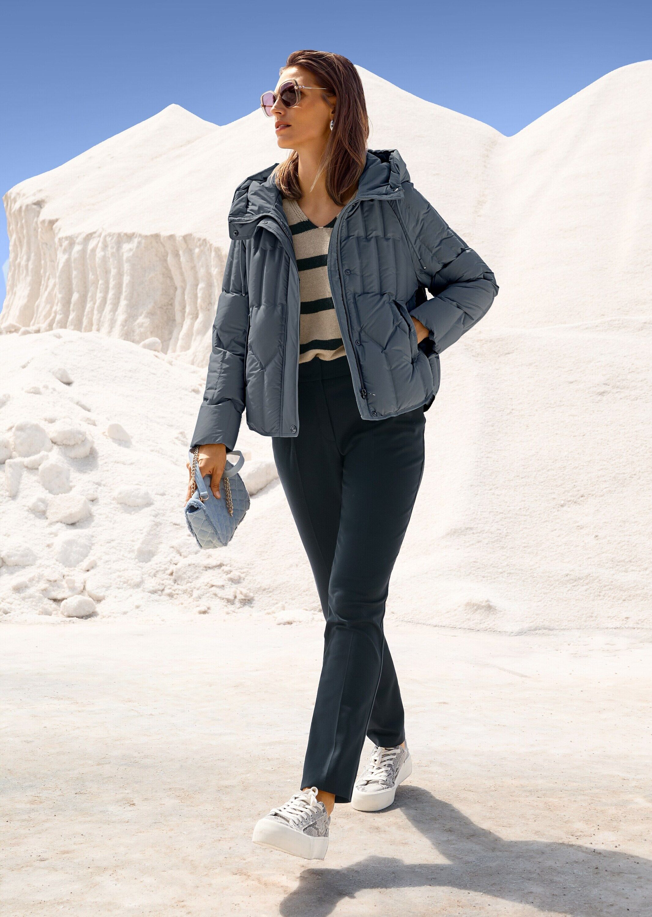 Kurzjacke MADELEINE "Steppjacke Elegante Winterjacke mit Daunenfüllung", Damen, Gr. 38, blau (nebelblau), Obermaterial: 100% Polyester PES., Modern, Jacken Kurzjacke, Kaputze mit Zugband