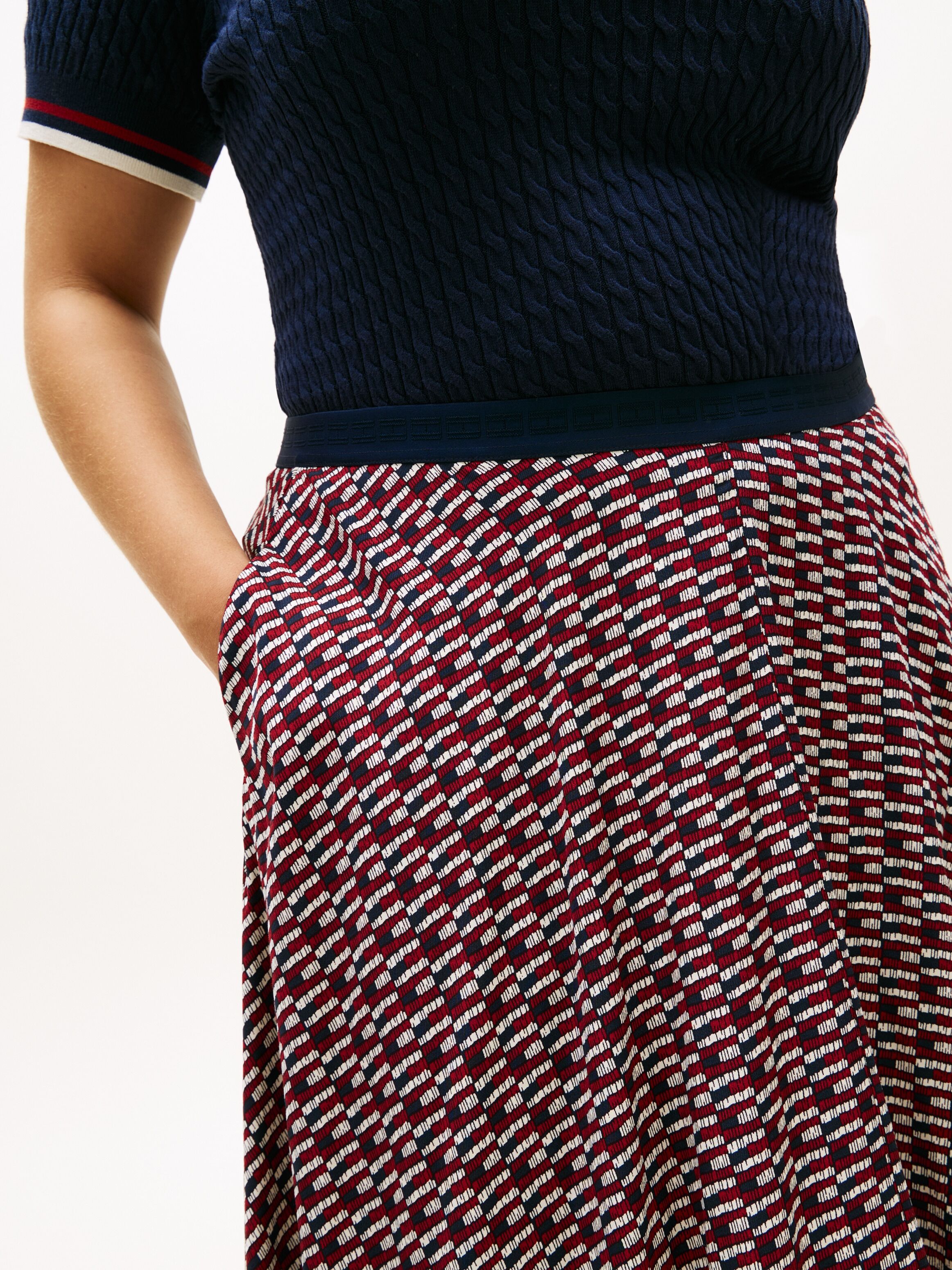 A-Linien-Rock TOMMY HILFIGER CURVE "CRV VIS TWILL A-LINE MIDI SKIRT", Damen, Gr. 50, bunt (logo print navy), Web, Obermaterial: 100% Viskose, gemustert, wadenlang, Röcke A-Linien-Rock, in großen Größen