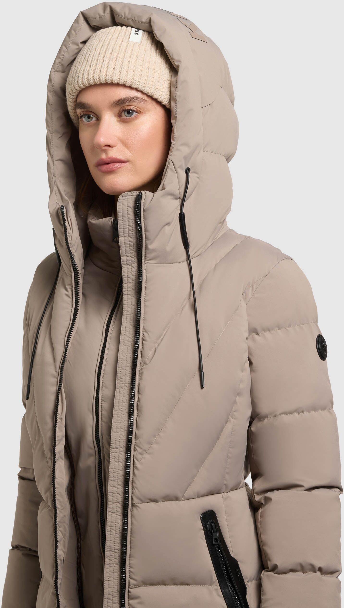 Steppjacke KHUJO "RABB", Damen, Gr. M (38), beige (greige), Steppware, Obermaterial: 100% Polyester. Futter: 100% Nylon. Wattierung: 100% Polyester, unifarben, hüftbedeckend, elastischer Bund, Jacken Steppjacke, Applikationen aus Lederimitat greige M (38)