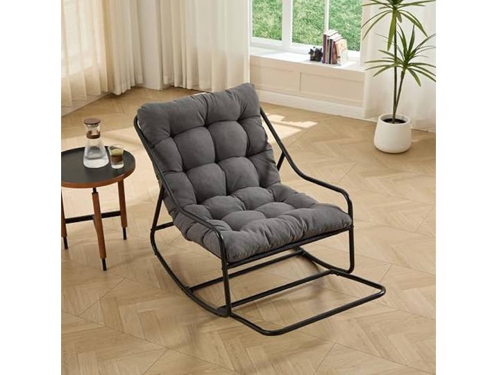 Ropilly Outdoor Schaukelstuhl mit dickem Kissen grau schwarz Dicke Polsterung und verstellbare Schaukelbewegung sorgen für ruhiges, entspanntes Sitzen drinnen und draußen.