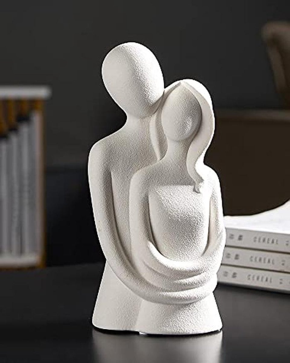 Romantisch keramisch standbeeld van een knuffelend paar voor decoratie in de woonkamer, slaapkamer of op kantoor
