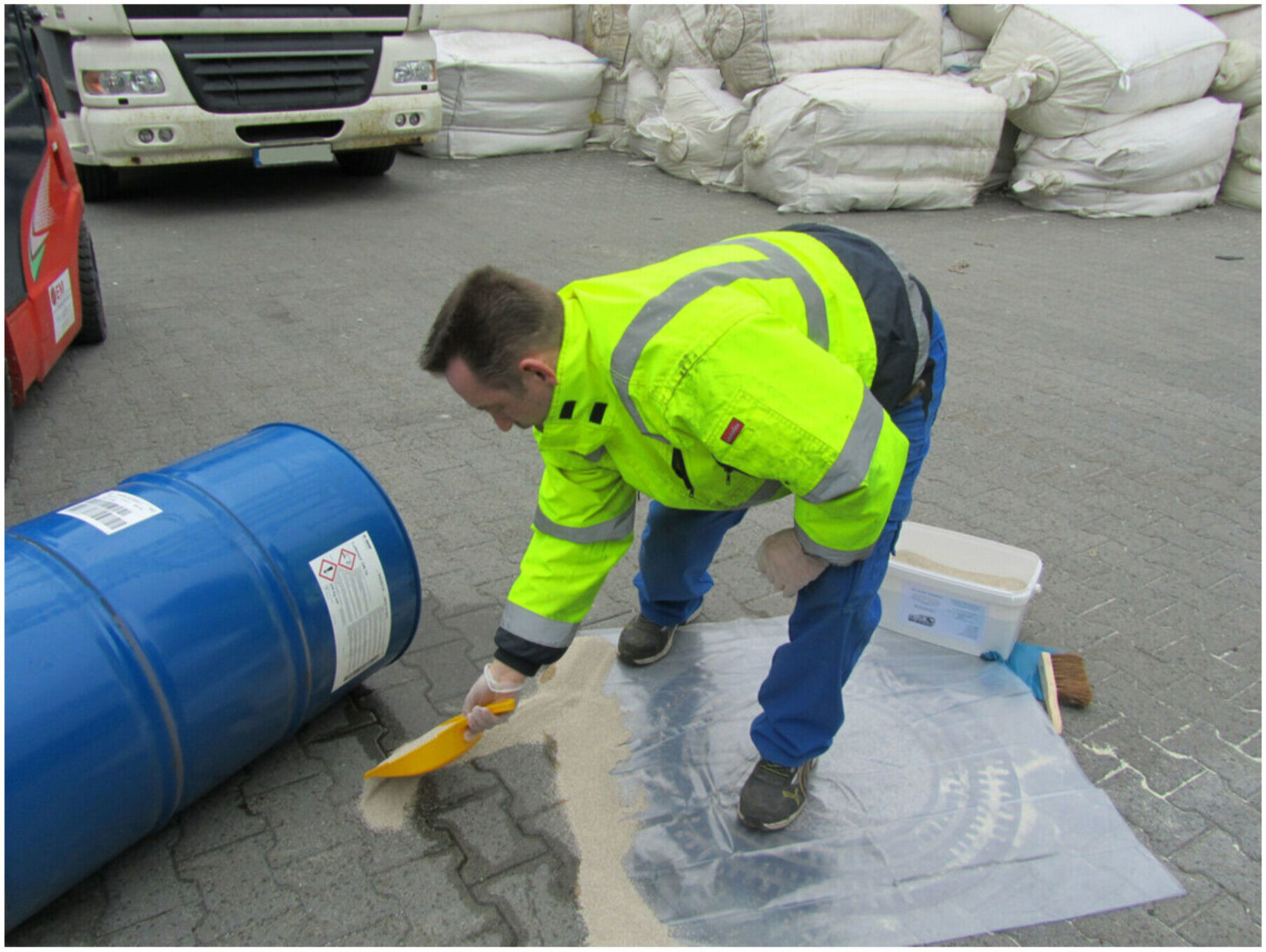 Notfalleimer Inh.7-tlg.bindet b.max.3 l/Eimer Eimer OEL-KLEEN ; ESV (1090171)