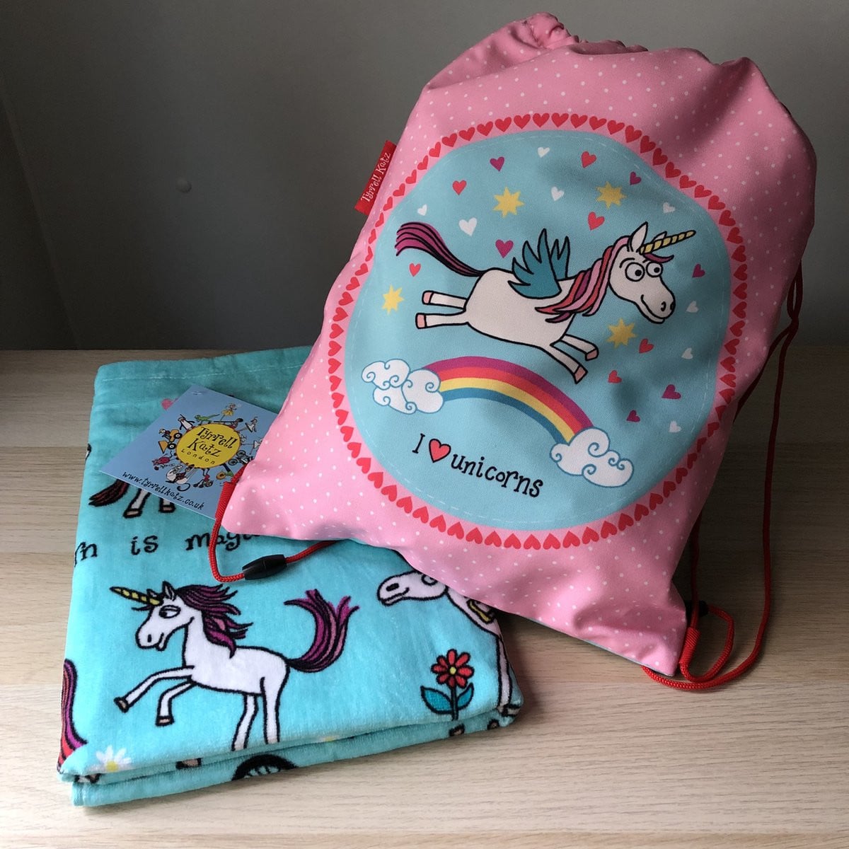 Tyrrell Katz Eenhoorn kinder handdoek met trekkoord tas