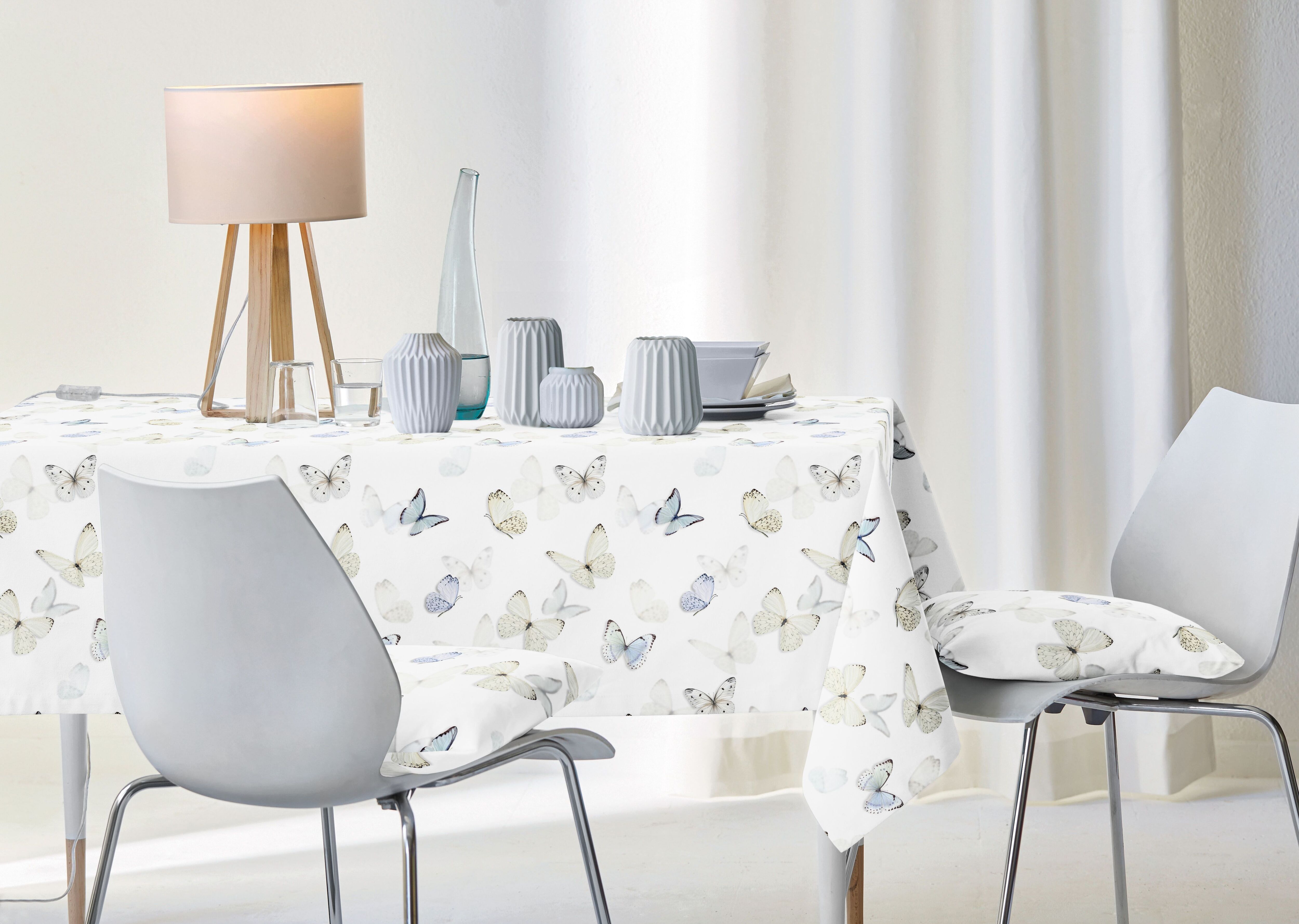 Tischdecke APELT "7003", bunt (weiß, natur, zartes blau), B:88cm L:88cm, Obermaterial: 75% Baumwolle, 25% Polyester, Tischdecken, Tischdecke, Schmetterlings-All-over weiß, natur, zartes blau B/L: 88cm x 88cm, 1 Stk.
