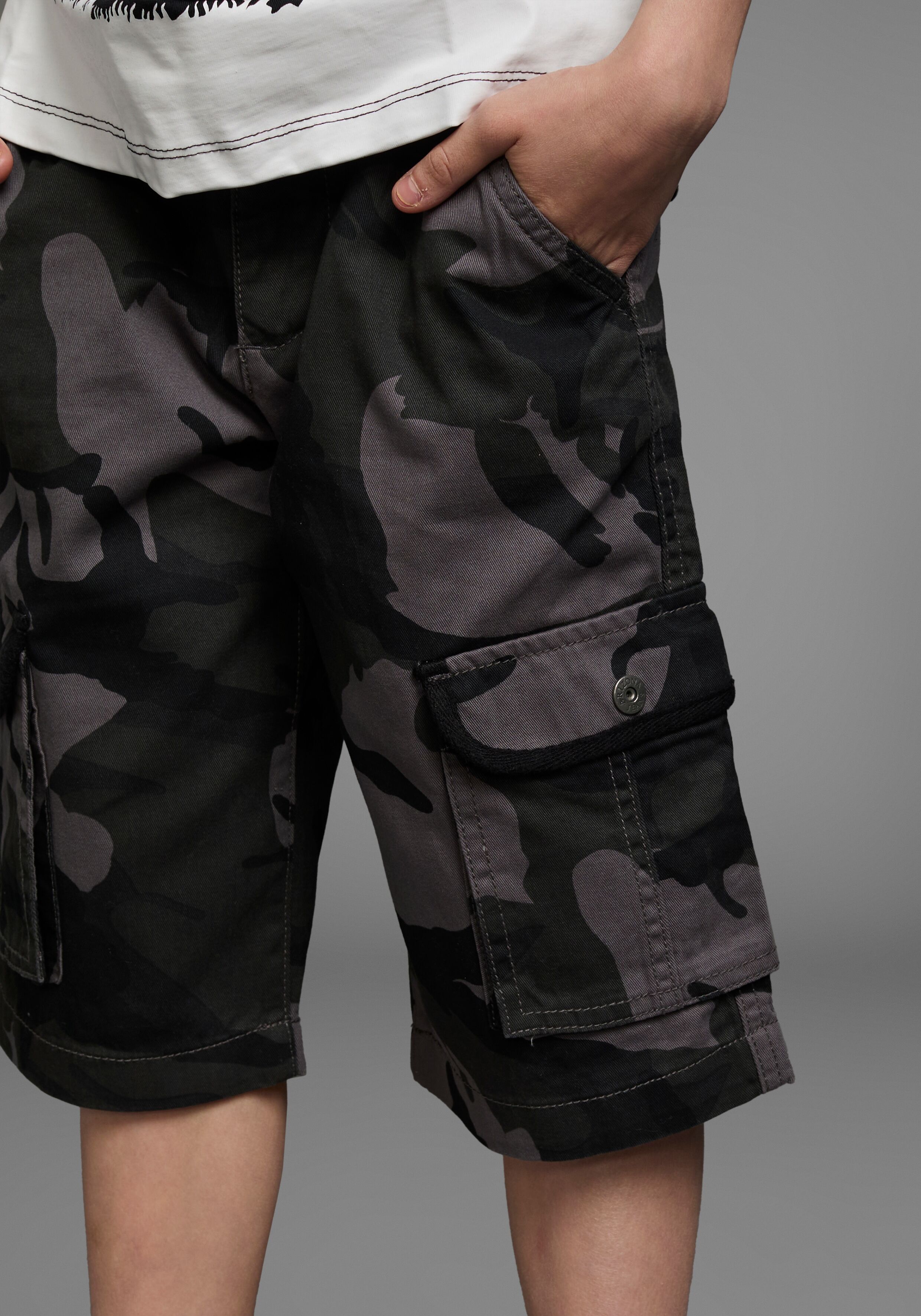 Shorts KIDSWORLD "2tlg. Bermudas+Gürtel", Jungen, Gr. 134, N-Gr, grau (grau tarnfarben), Web, Obermaterial: 100% Baumwolle, tarnfarben, bequem, Hosen Shorts, mit Textilgürtel grau tarnfarben 134, N-Gr