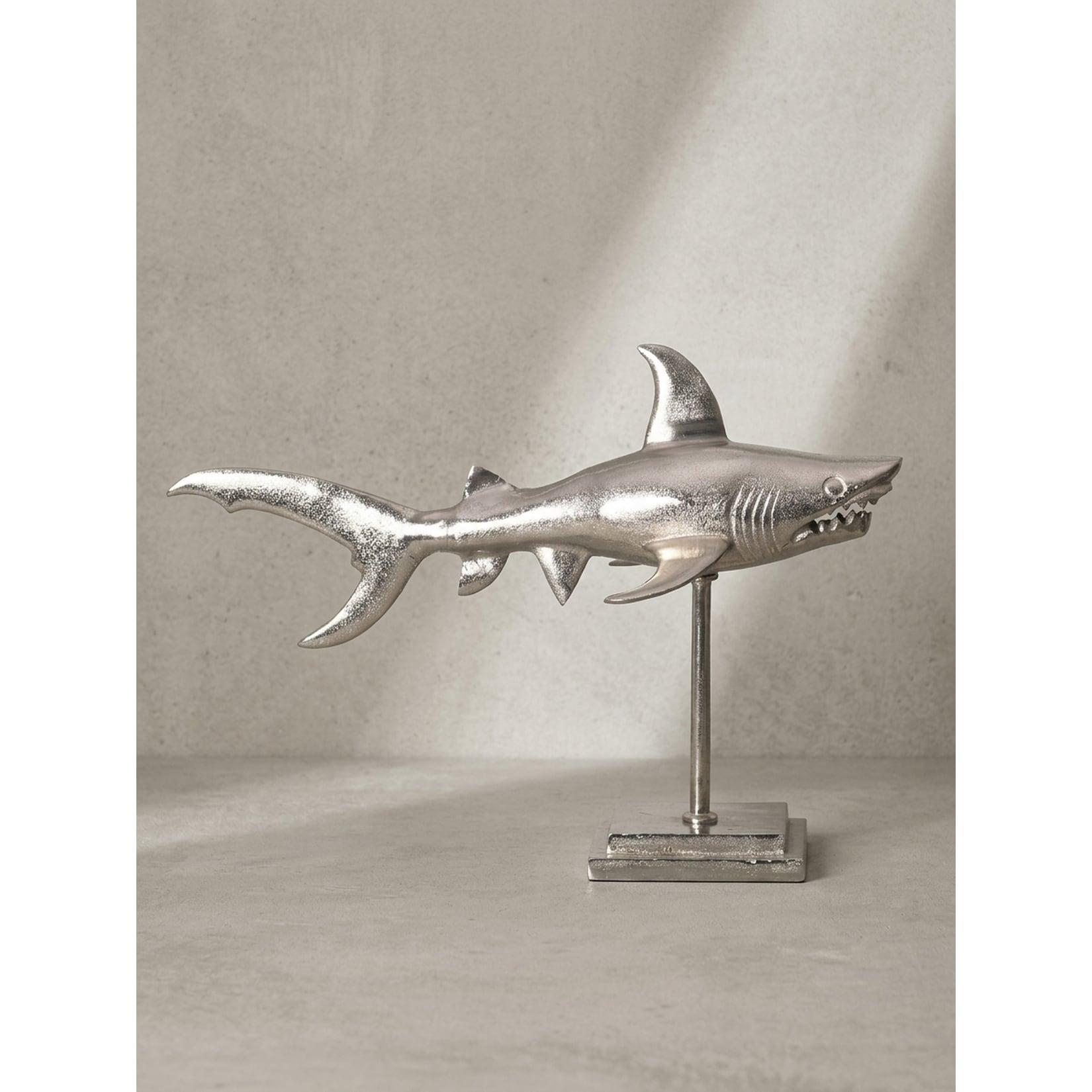 Dekofigur Hai Aluminium 70 cm mit Sockel im maritimen Stil, Silbern 70x27x49 cm