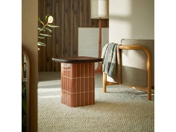 Terrakottafarbener Beistelltisch in Keramikoptik mit Eichen-Tablett - Terrakotta - Cement