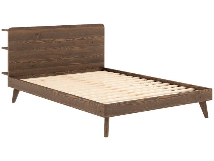 Bettgestell KARUP DESIGN RETREAT BED , braun (carob braun lackiert), B:146cm H:93cm L:226cm, Betten, Bettgestell, aus Kiefer massiv mit Lattenrost, Kopfteil mit 3 Ablagen
