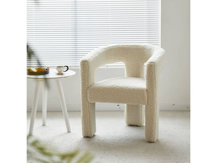 Fauteuil scandinave en bouclette blanche