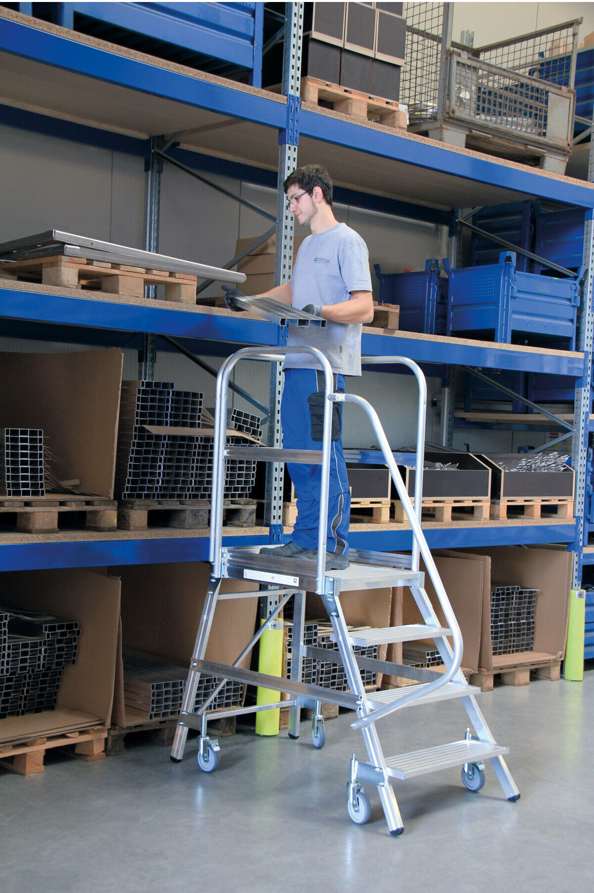 MUNK Aluminium-Podestleiter einseitig begehbar Aluminium geriffelt 3 Stufen (050103)
