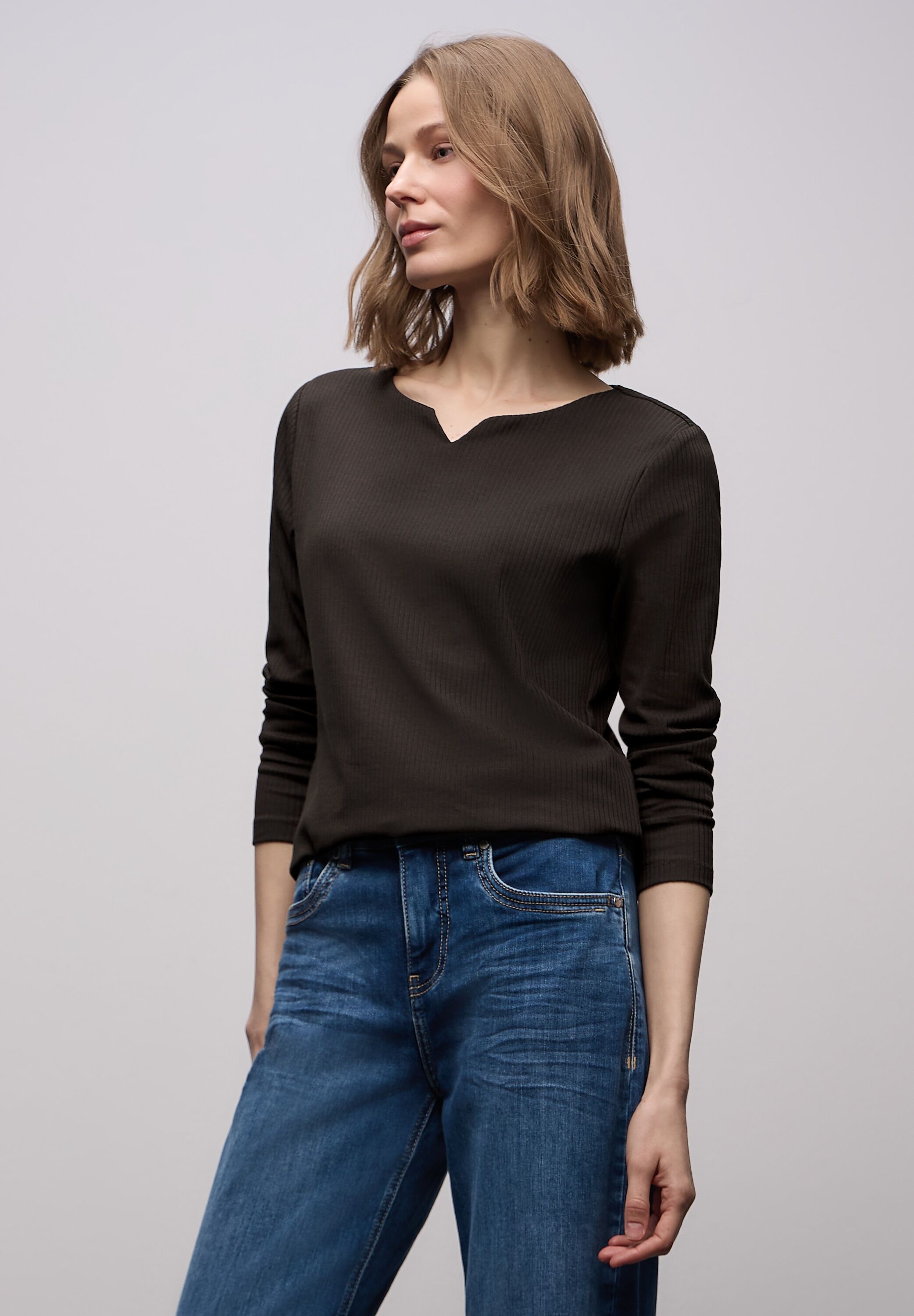 Langarmshirt STREET ONE, Damen, Gr. 42, schwarz (schwarzest braun), Jersey, Obermaterial: 95% Baumwolle, 5% Elasthan. Futter: 95% Baumwolle, 5% Elasthan, unifarben, tailliert hüftbedeckend, Rundhals, Bündchen, Shirts Langarmshirt, mit Rippstruktur schwarz