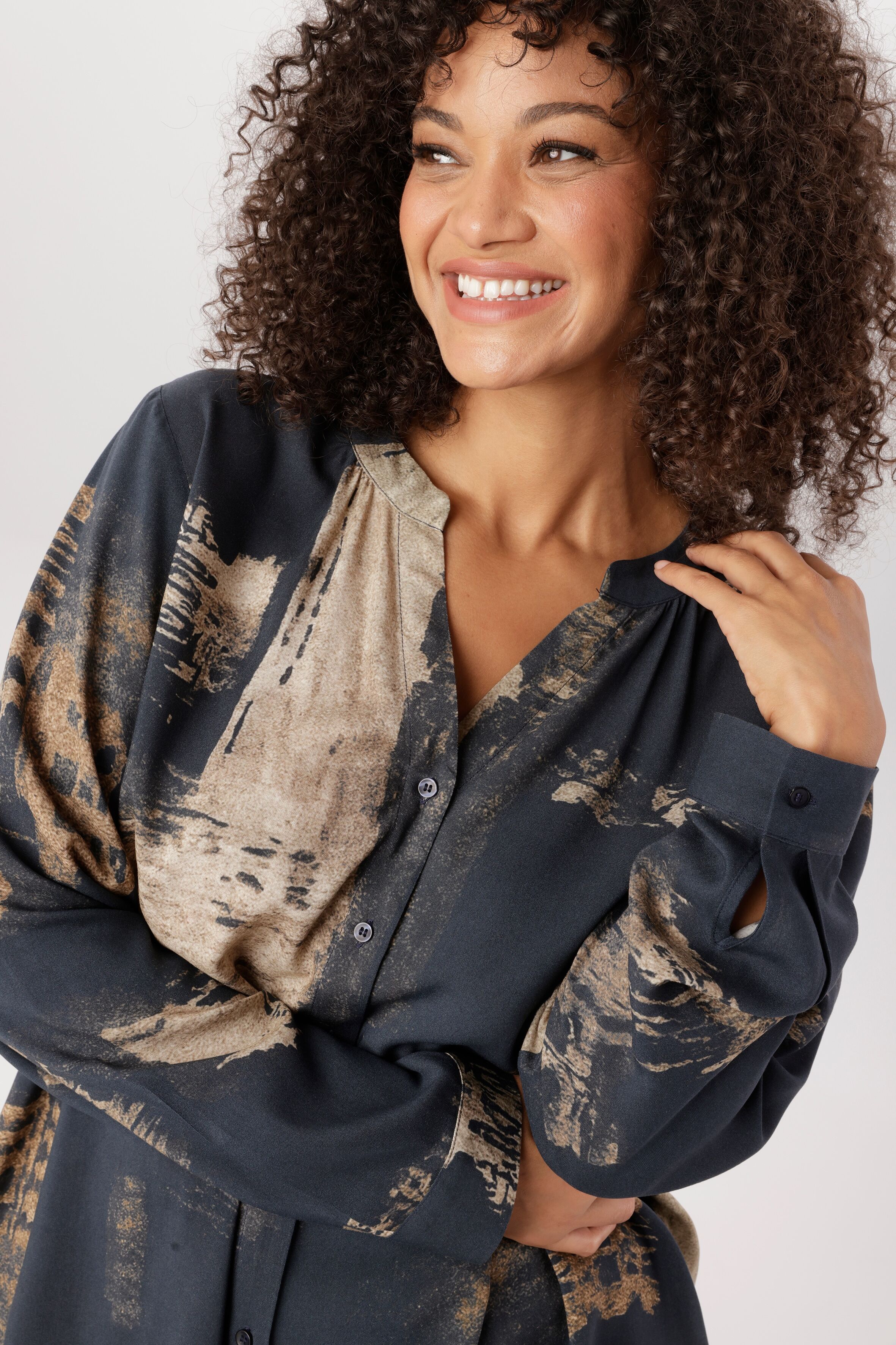 Longbluse ANISTON PLUS, Damen, Gr. 50, blau (grau, bedruckt), Web, Obermaterial: 100% Viskose, bedruckt, gemustert, figurumspielend Po-bedeckend, V-Ausschnitt, 1-Knopf-Manschette, Blusen Longbluse, extravagant bedruckt - NEUE KOLLEKTION grau, bedruckt 50