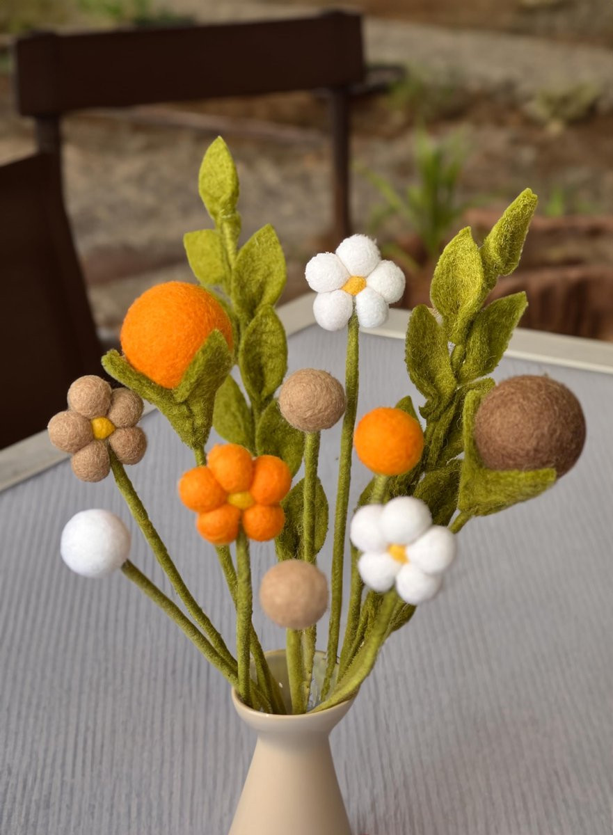 SnelShoppen Handgemaakt Vilten Bloemen Boeket in Hazelaar Kleur