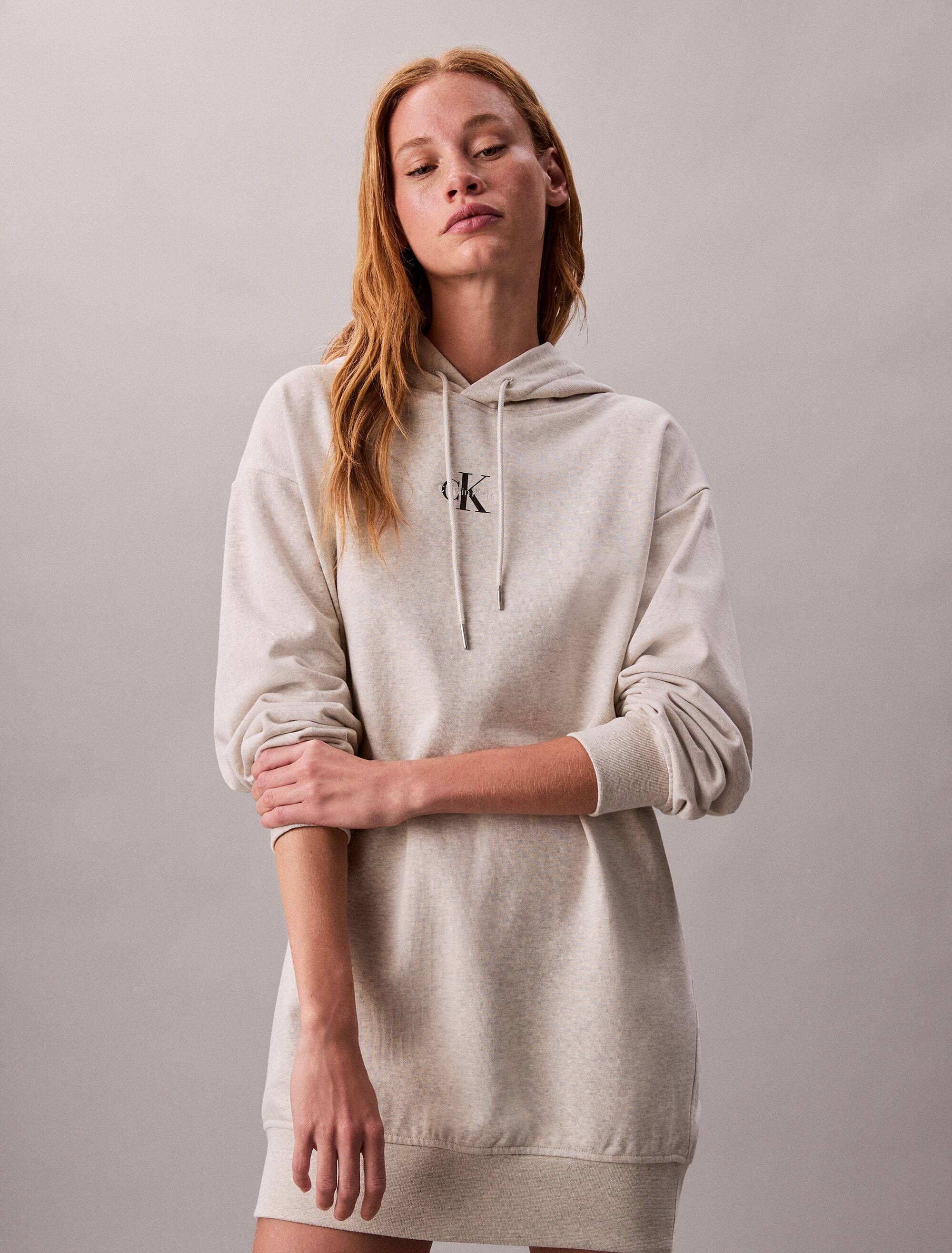 Sweatkleid CALVIN KLEIN JEANS "LS MONOLOGO PREMIUM TERRY HOODIE", Damen, Gr. XXS (34), N-Gr, Langarm, Sweatware, beige (vanilla heather), Sweatware, Obermaterial: 86% Baumwolle, 14% Polyester, unifarben, klassisch kurz, Rundhals, eingesetzt angesetztes Bü