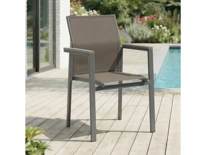 IDIMEX Gartenstuhl Windy 6er Set, Grau/Braun, robuste Terrassenmöbel, strapazierfähig, Outdoor geeignet. Luftdurchlässiges Netzmaterial, wetterfest, ideal für Balkon und Garten.