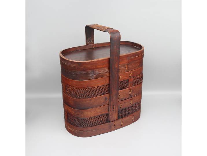Vieille valise en rotin, coffre antique, décoration de la maison