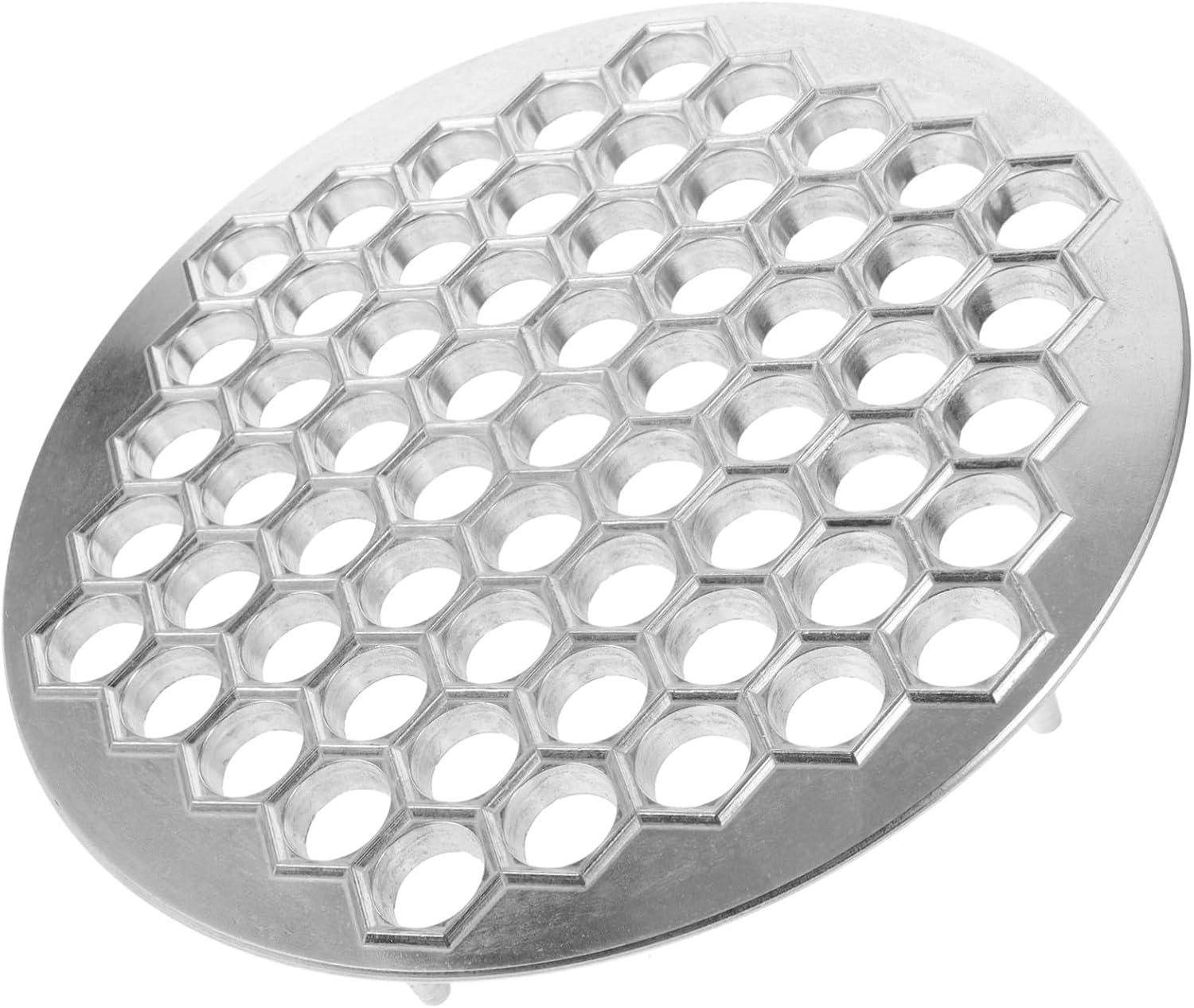 Pelmeni-Form aus einer silberfarbenen Aluminiumlegierung mit 61 Löchern