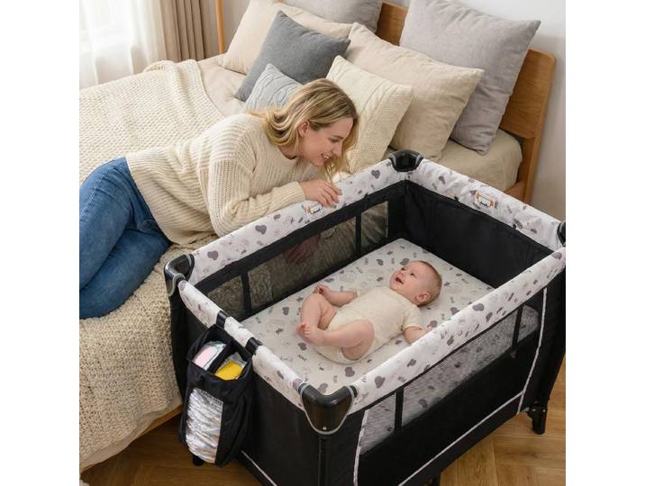 Lit de voyage pour bébé 5-en-1 pliable, parc d'activités combiné avec panier de rangement, structure stable à 7 points, roues avec frein, design portable avec sac de transport