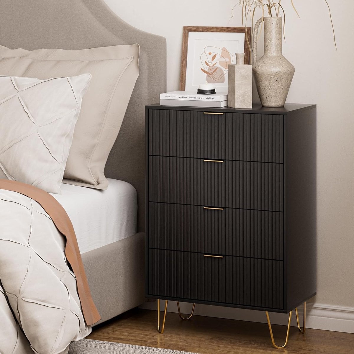Moderne commode met 4 laden en goudkleurige details